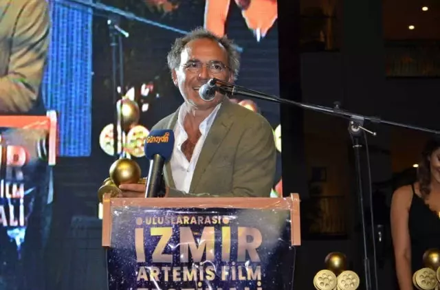 İzmir'deki Film Festivalinin Ödül Töreninde Ünlüler Geçidi İzmir'deki Film Festivalinin Ödül Töreninde Ünlüler Geçidi
