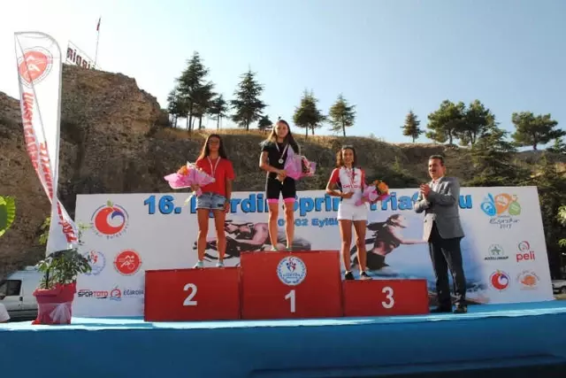 Triatlon Şampiyonları Ödüllerini Aldı