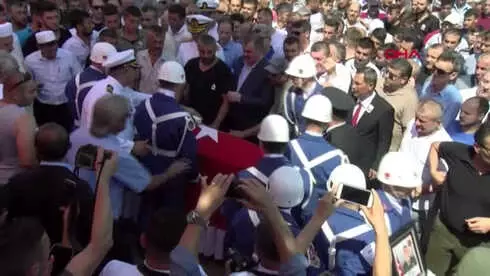 Zonguldak'ta Şehit Recep Turan'ı Binlerce Kişi Son Yolculuğuna Uğurladı Aktüel Hd 2 Zonguldak'ta Şehit Recep Turan'ı Binlerce Kişi Son Yolculuğuna Uğurladı Aktüel Hd 2