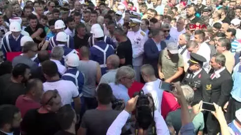 Zonguldak'ta Şehit Recep Turan'ı Binlerce Kişi Son Yolculuğuna Uğurladı Aktüel Hd 2 Zonguldak'ta Şehit Recep Turan'ı Binlerce Kişi Son Yolculuğuna Uğurladı Aktüel Hd 2