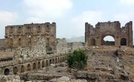 Aspendos'ta 'Beyaz Mermer' Hatasından Ders Çıkarıldı Aspendos'ta 'Beyaz Mermer' Hatasından Ders Çıkarıldı