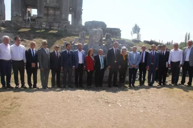 Bakan Ersoy: 'Aizonai Antik Kenti'nin Bölge Turizmine Kazandırılması İçin Gerekli Desteği Vereceğiz' Bakan Ersoy: 'Aizonai Antik Kenti'nin Bölge Turizmine Kazandırılması İçin Gerekli Desteği Vereceğiz'