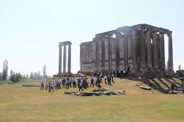Bakan Ersoy: 'Aizonai Antik Kenti'nin Bölge Turizmine Kazandırılması İçin Gerekli Desteği Vereceğiz' Bakan Ersoy: 'Aizonai Antik Kenti'nin Bölge Turizmine Kazandırılması İçin Gerekli Desteği Vereceğiz'