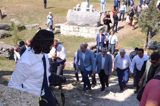Bakan Ersoy: 'Aizonai Antik Kenti'nin Bölge Turizmine Kazandırılması İçin Gerekli Desteği Vereceğiz' Bakan Ersoy: 'Aizonai Antik Kenti'nin Bölge Turizmine Kazandırılması İçin Gerekli Desteği Vereceğiz'