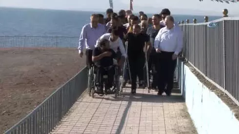 Başkan Özgökçe Engellilerle Yüzdü Başkan Özgökçe Engellilerle Yüzdü