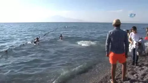 Başkan Özgökçe Engellilerle Yüzdü Başkan Özgökçe Engellilerle Yüzdü