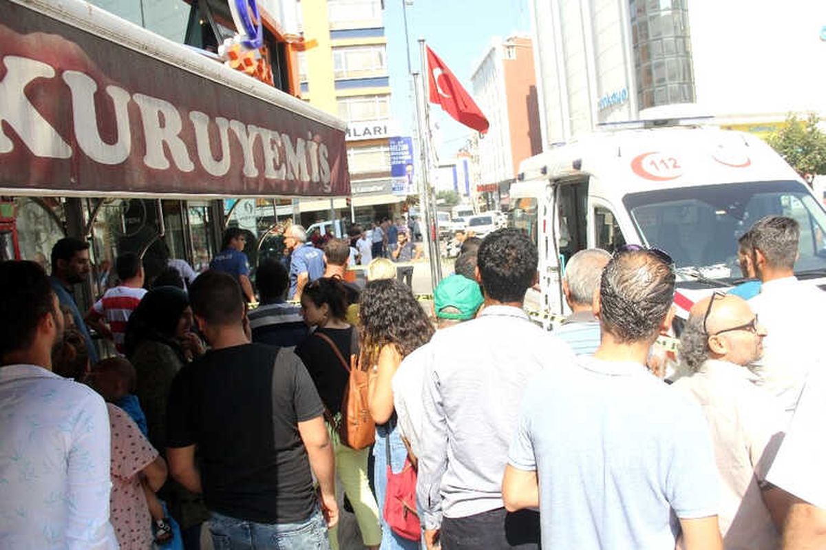 Çarşaflı Önleme Rağmen Meyve Suyu İçip Simit Yiyerek İzledi