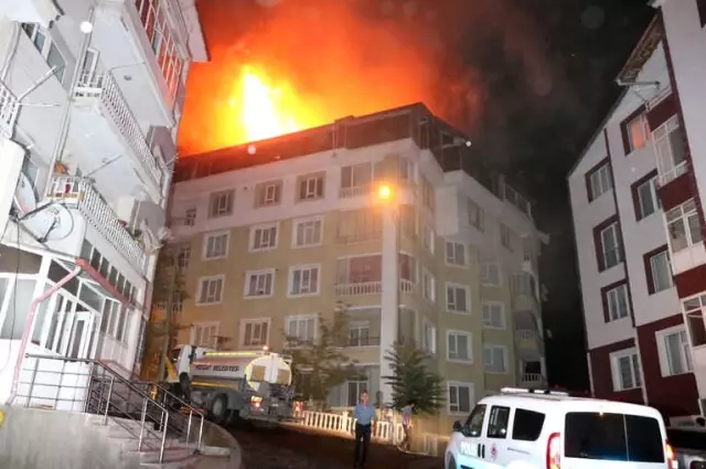 Çatı Yangını 5 Evi Kullanılamaz Hale Getirdi Çatı Yangını 5 Evi Kullanılamaz Hale Getirdi