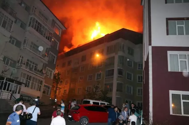 Çatı Yangını 5 Evi Kullanılamaz Hale Getirdi Çatı Yangını 5 Evi Kullanılamaz Hale Getirdi