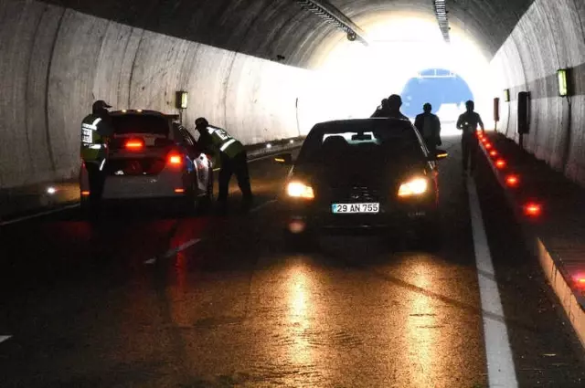 Gümüşhane Çevre Yolu Tünelinde Kaza: 2 Ölü, 1 Yaralı Gümüşhane Çevre Yolu Tünelinde Kaza: 2 Ölü, 1 Yaralı