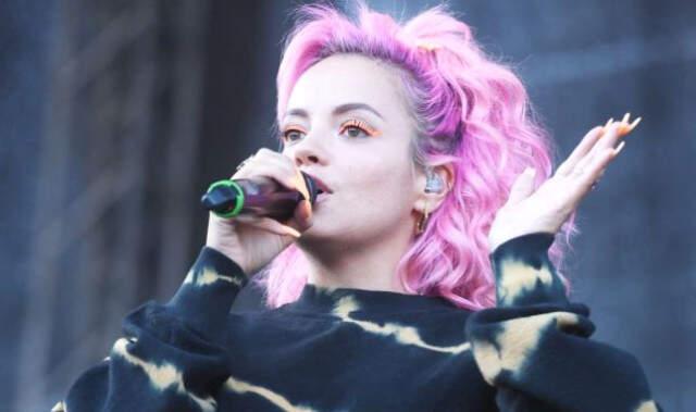 İngiliz Şarkıcı Lily Allen, Boşandıktan Sonra Para Vererek Hayat Kadınlarıyla Yattığını İtiraf Etti