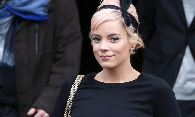 İngiliz Şarkıcı Lily Allen, Boşandıktan Sonra Para Vererek Hayat Kadınlarıyla Yattığını İtiraf Etti