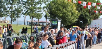 Kocaeli'de Vatandaşlara 1 Ton Ücretsiz Maraş Dondurması Dağıtıldı