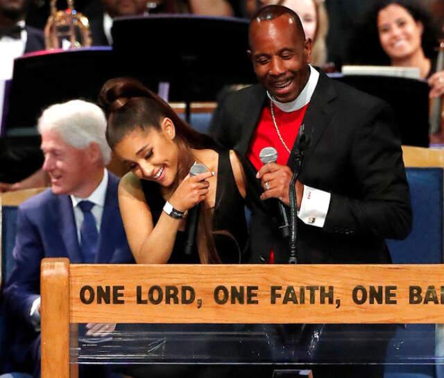 Aretha Frankli'nin Cenaze Töreninde Ariana Grande'yi Taciz Ettiği İddia Edilen Rahip Özür Diledi