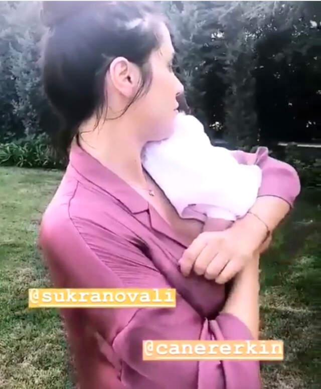 Çiçeği Burnunda Anne-Baba Caner Erkin ve Şükran Ovalı'dan Kızları Mihran Ela ile Yeni Görüntü