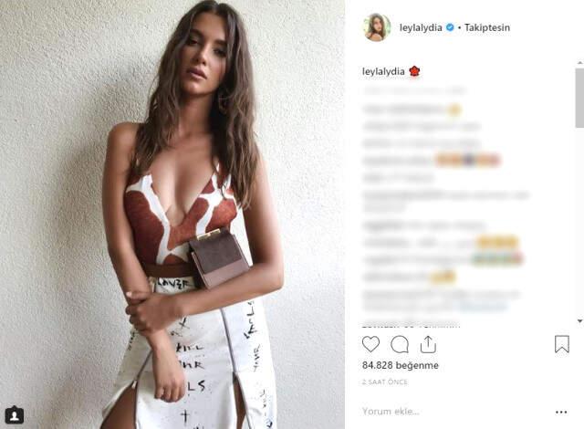 Ünlü Oyuncu Leyla Lydia Tuğutlu Derin Dekoltesiyle Göz Doldurdu