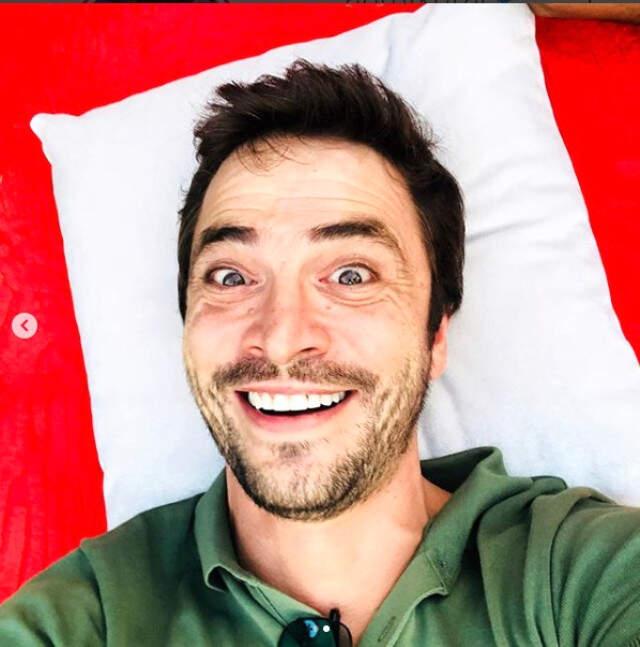 Ahmet Kural'ın Selfie Pozunda Dişinde Kalan Kalıntı Sosyal Medyada Alay Konusu Oldu