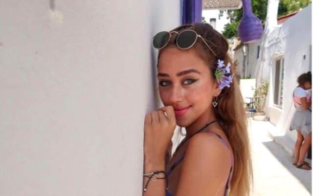 Hamdi Alkan'ın Kızı Zeynep Alkan İnce Beliyle Takipçilerini Büyüledi