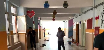 Okul Müdürü, Koridor ve Sınıf Duvalarını Boyadı