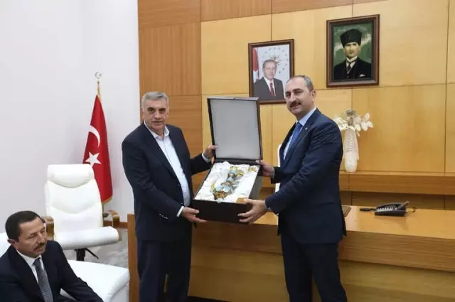 Adalet Bakanı Gül, Sakarya Büyükşehir Belediyesini Ziyaret Etti Adalet Bakanı Gül, Sakarya Büyükşehir Belediyesini Ziyaret Etti