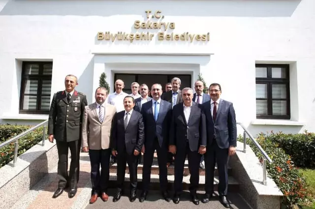 Adalet Bakanı Gül, Sakarya Büyükşehir Belediyesini Ziyaret Etti Adalet Bakanı Gül, Sakarya Büyükşehir Belediyesini Ziyaret Etti