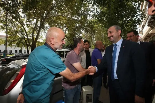 Adalet Bakanı Gül, Sakarya Büyükşehir Belediyesini Ziyaret Etti Adalet Bakanı Gül, Sakarya Büyükşehir Belediyesini Ziyaret Etti