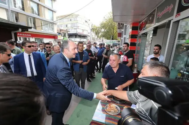 Adalet Bakanı Gül, Sakarya Büyükşehir Belediyesini Ziyaret Etti Adalet Bakanı Gül, Sakarya Büyükşehir Belediyesini Ziyaret Etti
