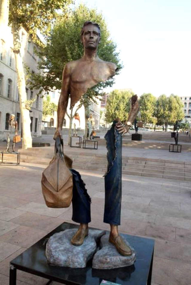 Bruno Catalano'nun Heykelleri Görenler Tarafından Büyük İlgi Görüyor