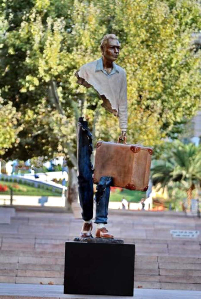 Bruno Catalano'nun Heykelleri Görenler Tarafından Büyük İlgi Görüyor