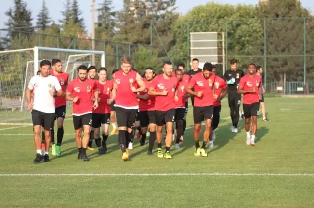 Eskişehirsporlu Oyuncular Antrenman Öncesi Ediz'i Andı Eskişehirsporlu Oyuncular Antrenman Öncesi Ediz'i Andı