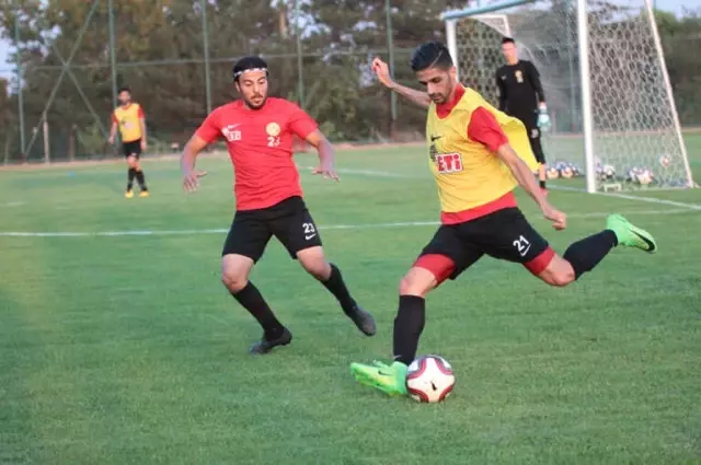 Eskişehirsporlu Oyuncular Antrenman Öncesi Ediz'i Andı Eskişehirsporlu Oyuncular Antrenman Öncesi Ediz'i Andı