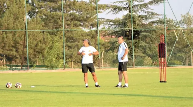 Eskişehirsporlu Oyuncular Antrenman Öncesi Ediz'i Andı Eskişehirsporlu Oyuncular Antrenman Öncesi Ediz'i Andı