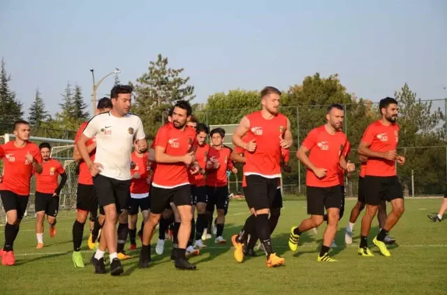 Eskişehirsporlu Oyuncular Antrenman Öncesi Ediz'i Andı Eskişehirsporlu Oyuncular Antrenman Öncesi Ediz'i Andı