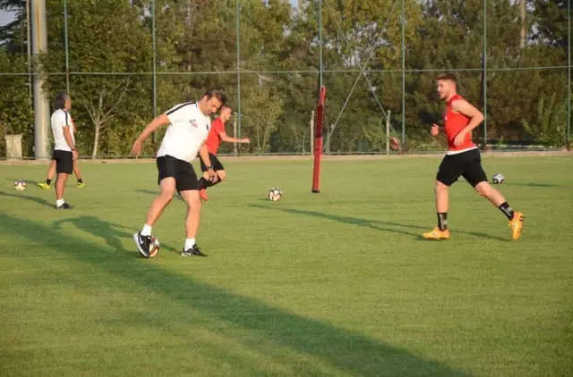 Eskişehirsporlu Oyuncular Antrenman Öncesi Ediz'i Andı Eskişehirsporlu Oyuncular Antrenman Öncesi Ediz'i Andı