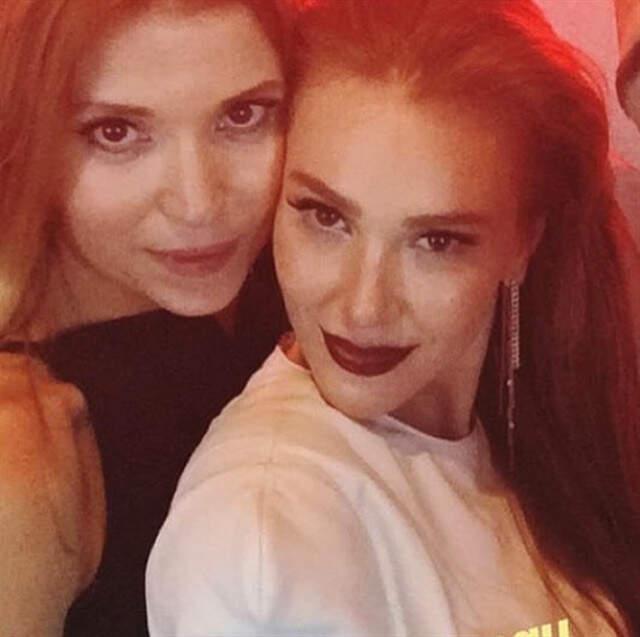 Serenay Sarıkaya ve Elçin Sangu, 'Yaşamayanlar'ın Galasına Şıklığıyla Damga Vurdu