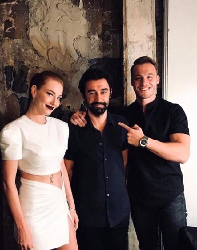 Serenay Sarıkaya ve Elçin Sangu, 'Yaşamayanlar'ın Galasına Şıklığıyla Damga Vurdu