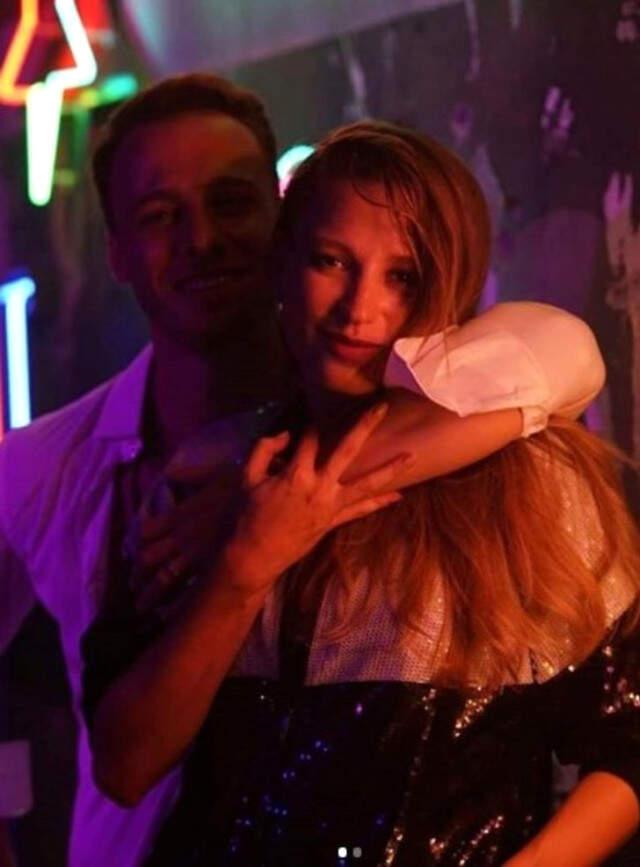 Serenay Sarıkaya ve Elçin Sangu, 'Yaşamayanlar'ın Galasına Şıklığıyla Damga Vurdu