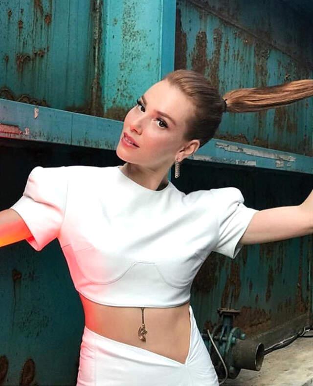 Serenay Sarıkaya ve Elçin Sangu, 'Yaşamayanlar'ın Galasına Şıklığıyla Damga Vurdu