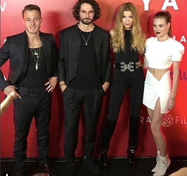 Serenay Sarıkaya ve Elçin Sangu, 'Yaşamayanlar'ın Galasına Şıklığıyla Damga Vurdu