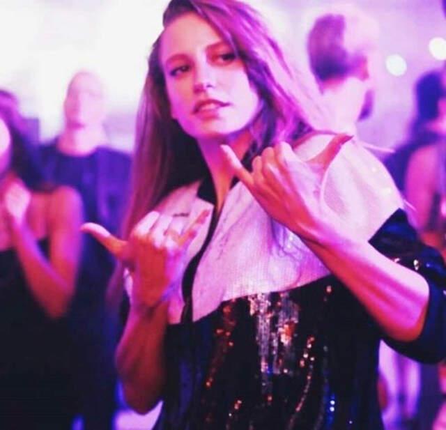 Serenay Sarıkaya ve Elçin Sangu, 'Yaşamayanlar'ın Galasına Şıklığıyla Damga Vurdu