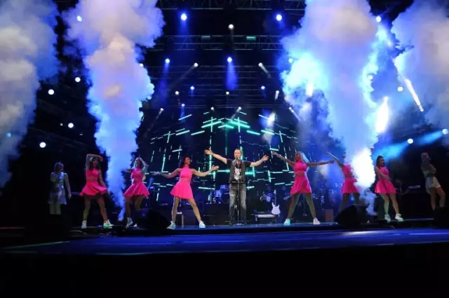 Ünlü Sanatçı Serdar Ortaç, Harbiye'de Hayranlarına Unutulmaz Bir Konser Verdi