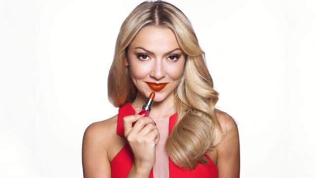 Ünlü Şarkıcı Hadise Derin Dekolteli Paylaşımıyla Takipçilerinin Aklını Başından Aldı