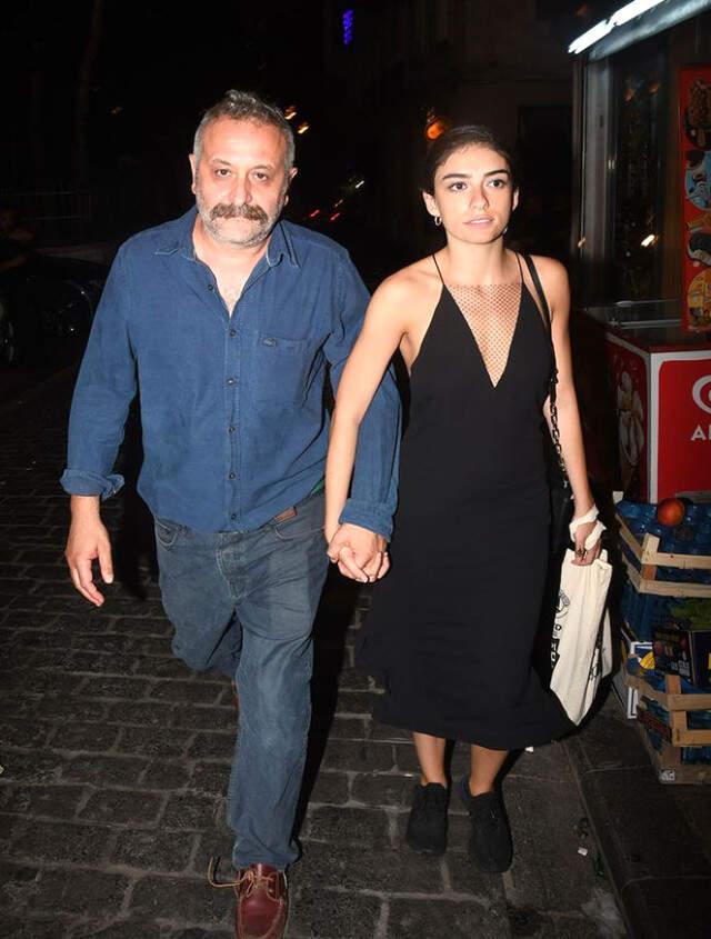 Yönetmen Onur Ünlü Kendisinden 19 Yaş Küçük Sevgilisi ile İlk Kez El Ele Görüntülendi