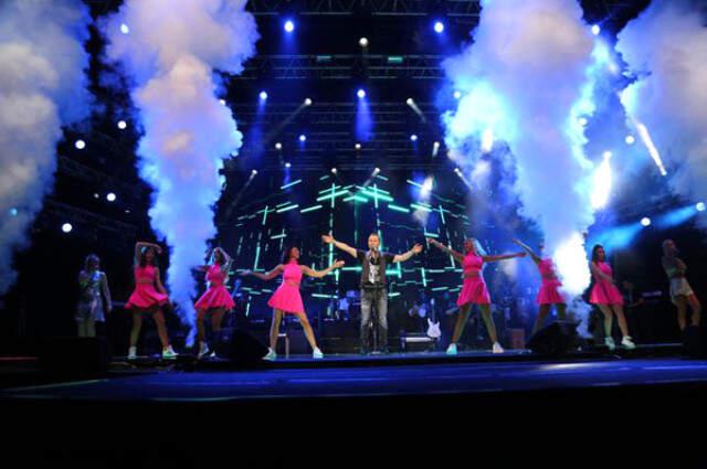 17 Kiloluk Ceketle Konser Veren Serdar Ortaç, Eşinin Sözünü Çiğneyerek Dansçılarla Yakınlaştı