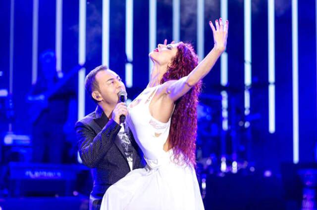 17 Kiloluk Ceketle Konser Veren Serdar Ortaç, Eşinin Sözünü Çiğneyerek Dansçılarla Yakınlaştı