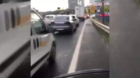 İstanbul Trafikte Terör Estirdi; Gözaltına Alınınca Polise Direndi İstanbul Trafikte Terör Estirdi; Gözaltına Alınınca Polise Direndi