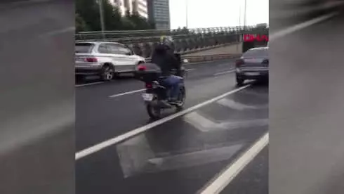 İstanbul Trafikte Terör Estirdi; Gözaltına Alınınca Polise Direndi İstanbul Trafikte Terör Estirdi; Gözaltına Alınınca Polise Direndi