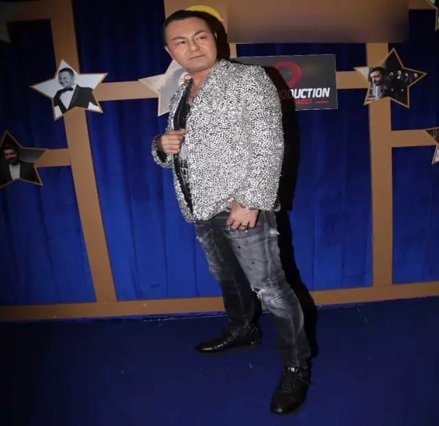 Serdar Ortaç Sahneye 17 Kiloluk Swarovski Ceketle Çıktı