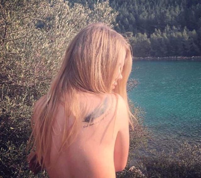 Ünlü Oyuncu Serel Yereli, Mini Etekli Fotoğrafıyla Takipçilerinden Tam Not Aldı