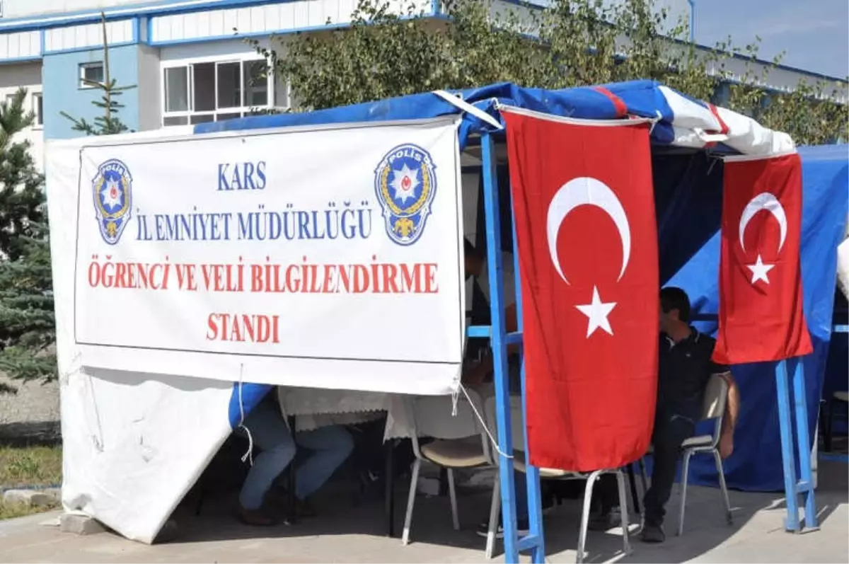 Kars'ta Polis Üniversite Öğrencilerini Bilgilendiriyor